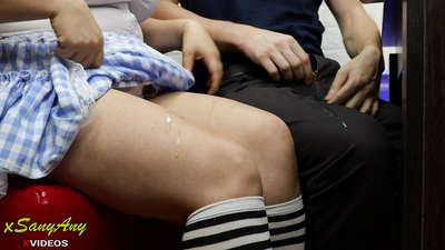 Keça xwendekar a ciwan li ser dersên malê-xsanyAny xwe ber bi polêsê xwe ve dikişîne