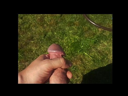 ❤️ Keçika germ di bexçeyek havînê de pisîka xwe ya pembe diqelişe û bi şuştinê dixe. ️ Sluts li porno ku.banglablog.top ❌❤
