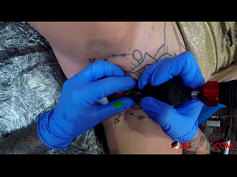 ❤️ Keçika pir tattookirî Sully Savage tattooek li ser klîtorê xwe kir. ️ Sluts li porno ku.banglablog.top ❌❤